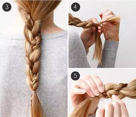 把梳好的麻花辫跟另外两股头发一起变成新的麻花辫.step 2.