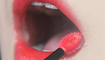 怎样涂唇釉是正确的涂法 e215d3808fb5316086d7402954c9373c_450_0.png