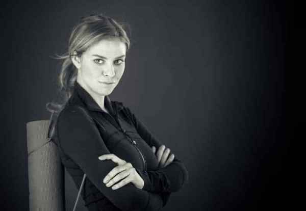 Louis VuittonFall 2016 男装秀于近日发布，本季系列男装在延续着以往的大廓形极简风剪裁，细节上突出品质与高端，不同的是，本季LV还将颇多的风格元素融入其中，呈现出个性潮流的商务休闲风格。