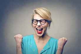 矮个子女生短发烫发发型 俏皮时尚又显瘦