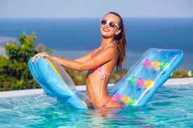 最新韩式长卷发发型图片 清纯脱俗造型尽显美感