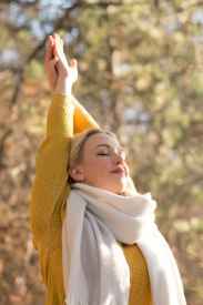 春夏最新流行中长卷发发型图片 感受烫发迷人魅力